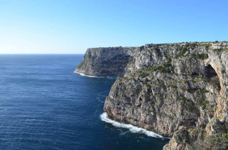 Cueva sobre acantilado. Cueva 127 (Formentera)