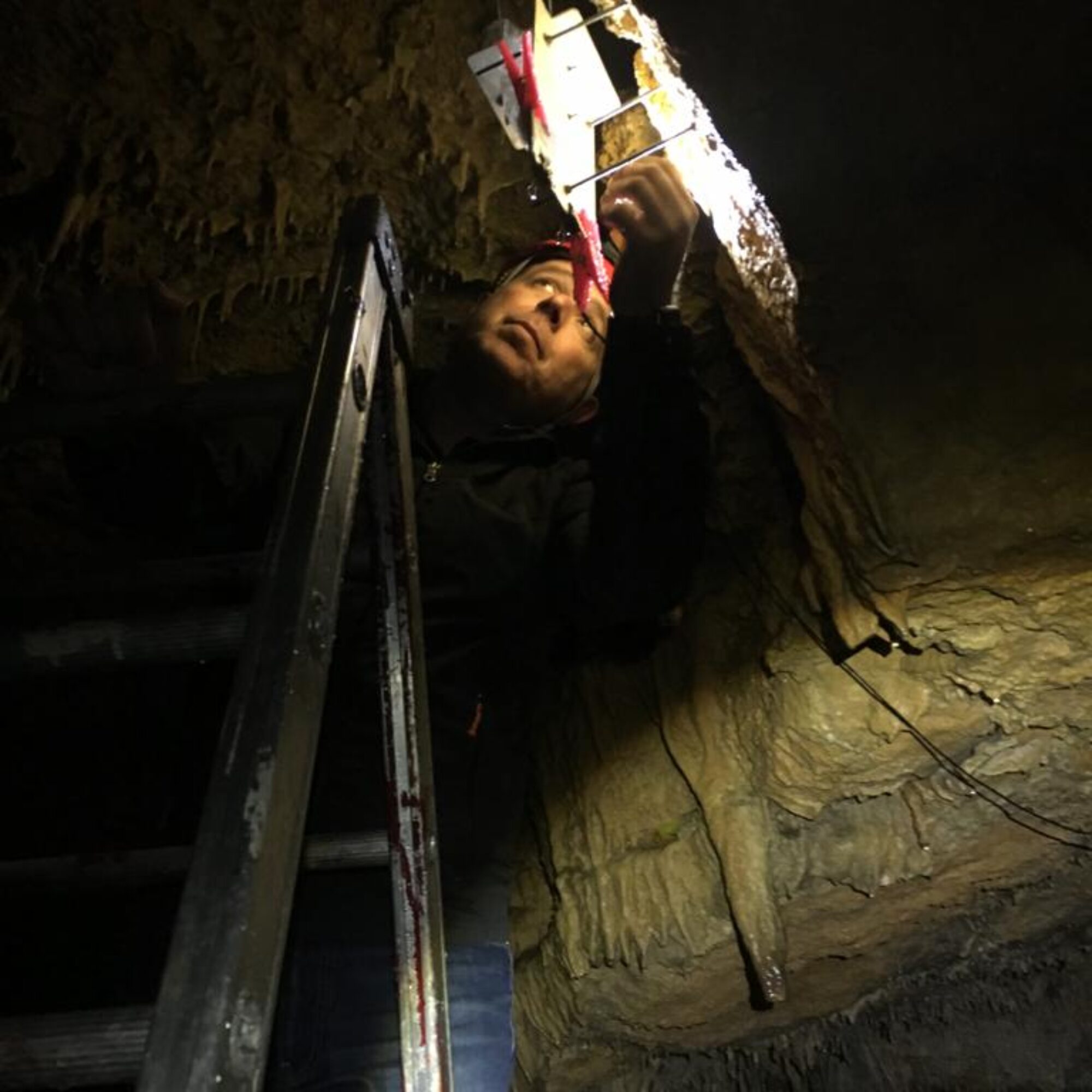 Instalación de sensores en la Cueva de Altamira