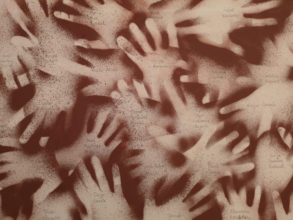 Panel de manos en rojo