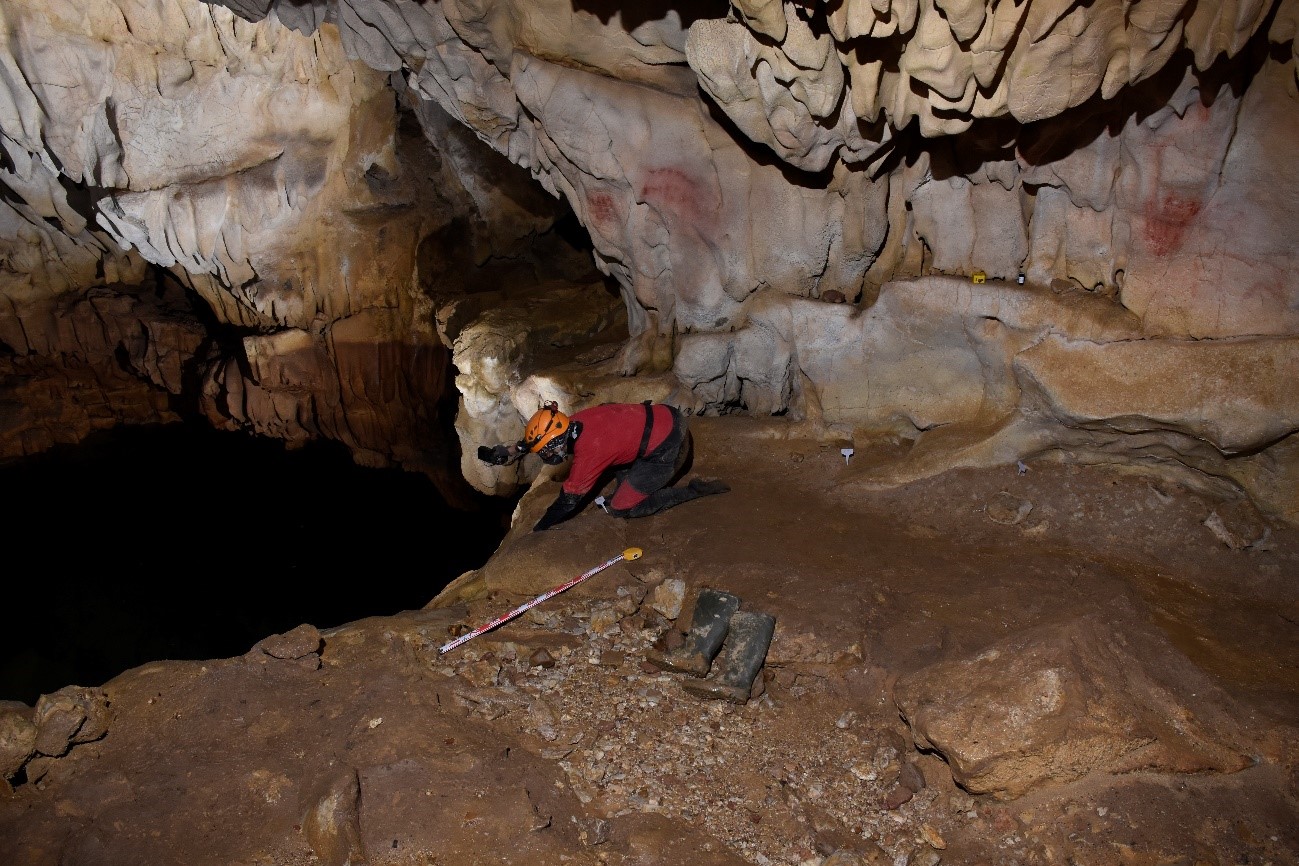 Trabajos de prospección efectuados en el fondo de la caverna.