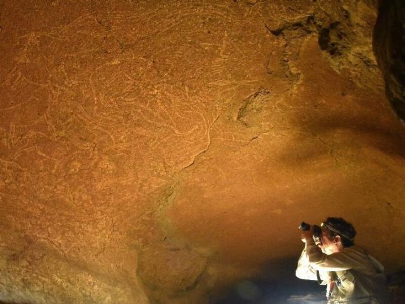 Grabado en el techo de la cueva de Armintxe