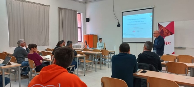 Jesús González Urquijo presentando a Audrey Roussel