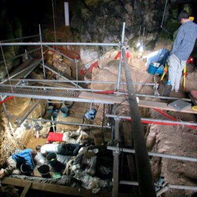 Proceso de excavación en la zona de El Corral y en el área del bloque grabado (Autoría M.R. González Morales).