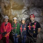 La rectora de la Universidad de Cantabria (UC), Conchi López y la vicerrectora de Coordinación y Comunicación, Mar Marcos han visitado la cueva de la Garma