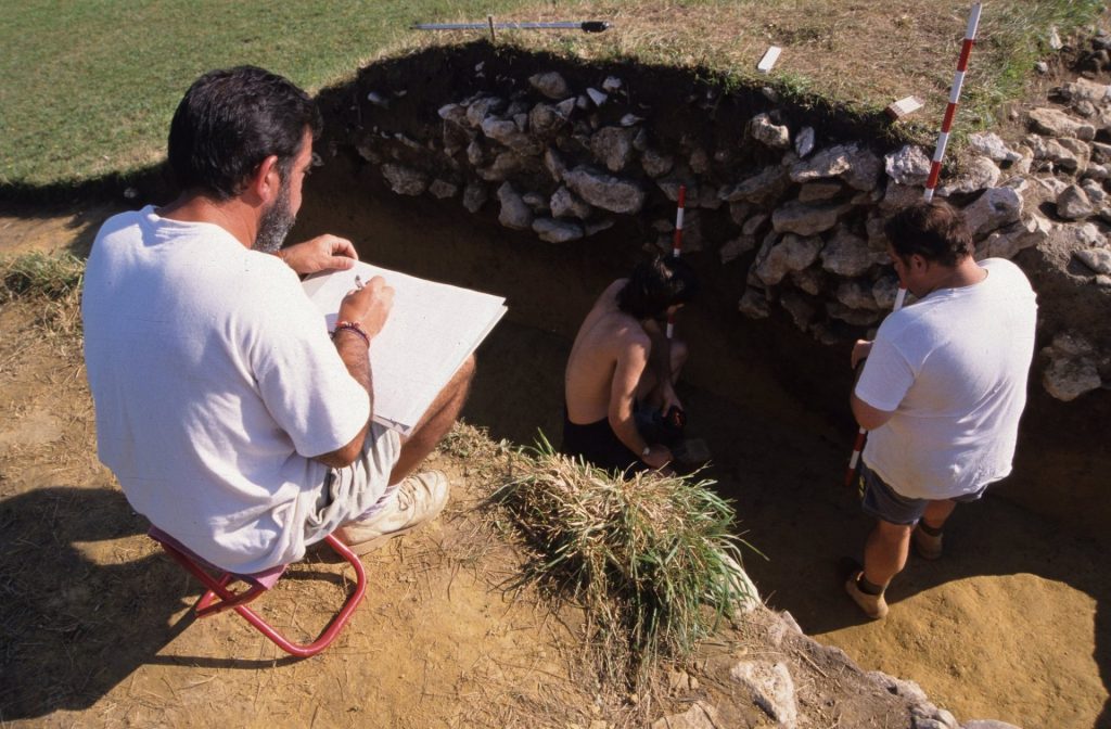 Documentando un perfil en el Cotero de la Mina (San Vicente de la Barquera, Cantabria), al final de la campaña de 1998.