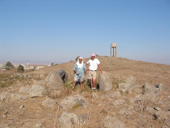 Siria, 2005. Documentando dolmenes en la loma de Sindiani, valle de Bukaia, con Luis Teira.
