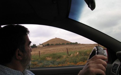 Conduciendo desde Alepo a las ruinas de Cirro (Siria), Ángel observa un Tell cercano, en 2004.