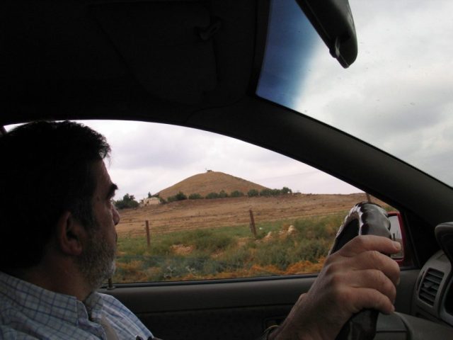 Conduciendo desde Alepo a las ruinas de Cirro (Siria), Angel observa un Tell cercano, en 2004.