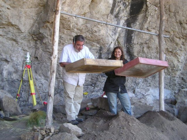 Cribando en la excavacion de Arroyo Corral 2 (Neuquén, Argentina), 2011.