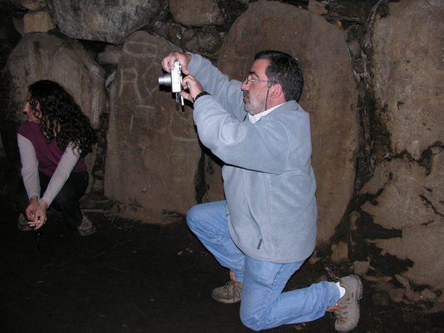 De visita con alumnos en el dolmen de Mane Kerionned (Carnac, Francia), 2006.