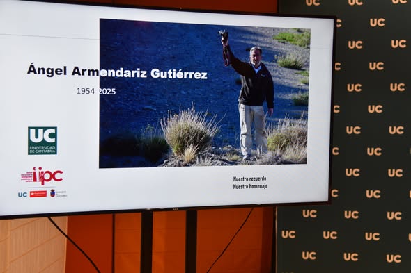 Fotografía de Ángel Armendariz realizando trabajo arqueológico